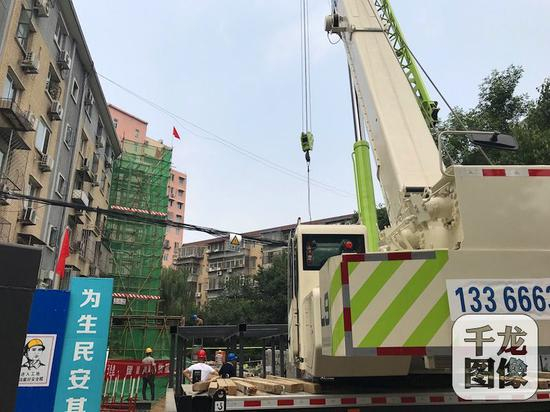 北京海淀毛纺北小区作为老旧小区综合整治试点之一，在居民达成共识的前提下，4号楼的1、3单元于今年6月开始安装外挂电梯。图为毛纺北小区4号楼正在加装电梯。千龙网记者&nbsp;秦胜南摄