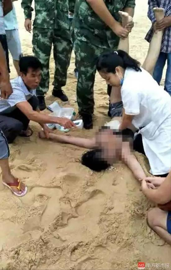 医护人员在抢救溺水者。