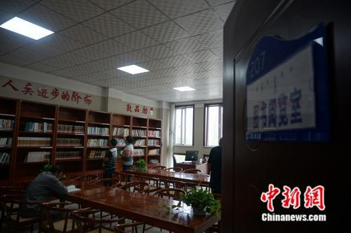 社区服务中心图书阅览室。孙静波 摄