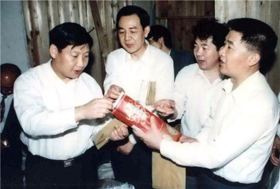 　　1996年5月，习近平总书记（时任福建省委副书记）在长汀县河田镇察看精制茶叶加工场。（资料图片）