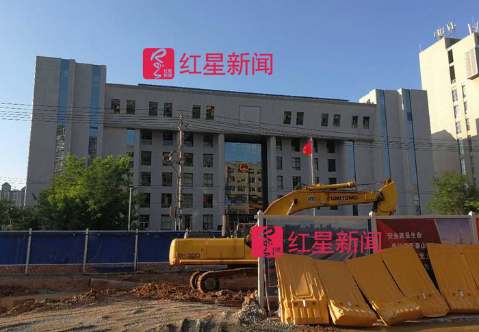 　▲律师告诉记者，因为市中院门前正在修路，本案定在白银区法院审理