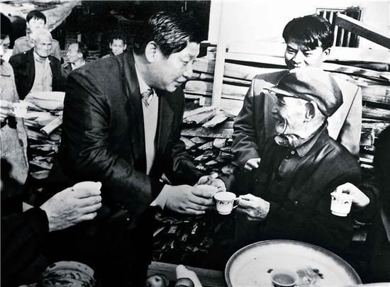 　　2002年6月，习近平总书记（时任福建省省长）深入武平县调研林改工作，与当地林农亲切交谈。（资料图片）