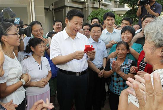　　2010年9月，习近平总书记（时任中共中央政治局常委）来到厦门市金安社区考察，社区居民李文玲老人将亲手剪出的“福”字送给习近平总书记。（资料图片）