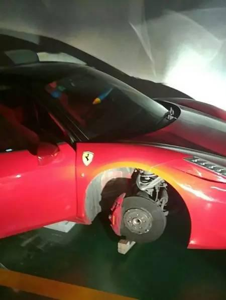红色法拉利在地下车库被找到，四个车轮都被人卸掉了。