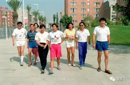上世纪九十年代，张雄（右一）和游泳队女队员合影。