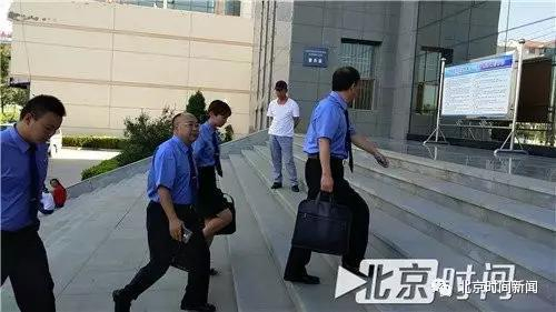  检察人员进入法庭。图/尹志艳