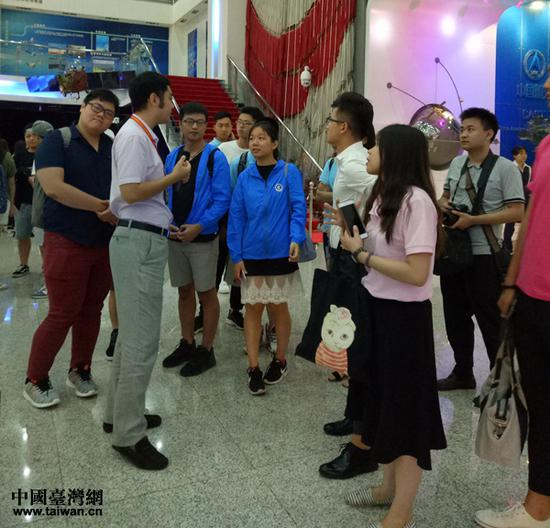  学生们积极向工作人员咨询（中国台湾网&nbsp;黄露佳&nbsp;摄）&nbsp;