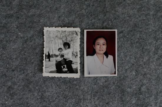 ▲赵菁小时候和母亲的合照（左）和母亲50岁退休时的照片（右）。