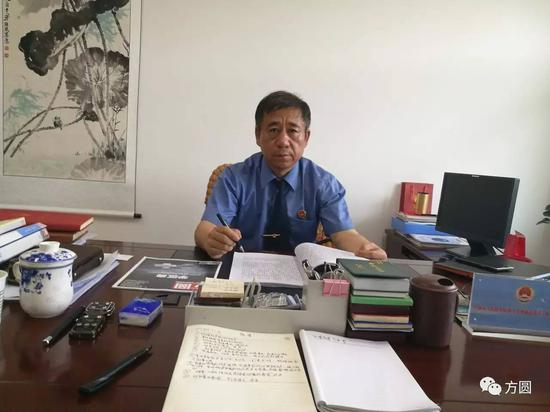 王护民副检察长在办公室接受采访