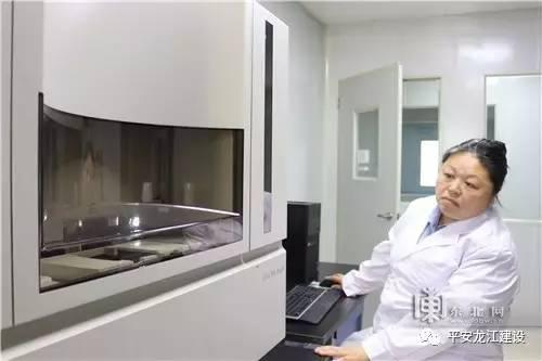 高馨玉在观察检验数据。