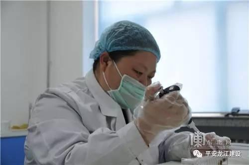  高馨玉在进行检验鉴定工作。