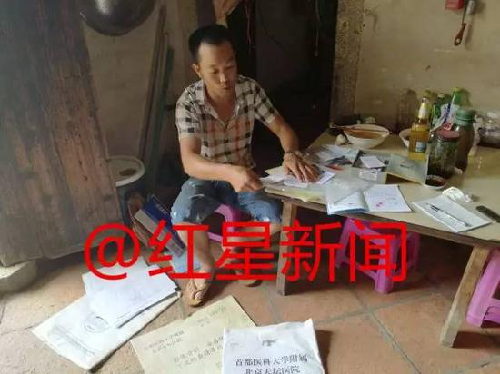  ▲赵廷超向红星新闻出示相关票据&nbsp;