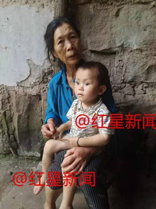  ▲肖开兴抱着赵平安&nbsp;