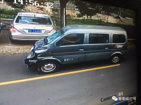 ▲监控显示屏显示，一辆由西往东行驶的轿车车头破损严重，疑为王善文驾驶。 &nbsp;新京报记者王飞 摄
