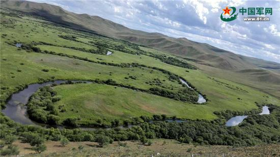 蜿蜒的界河。侯大伟 摄