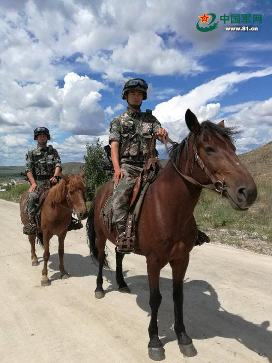 巡逻路上的骑兵。