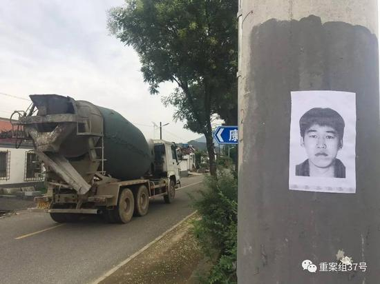 ▲事发后，村内各户散发的犯罪嫌疑人王善文照片。 &nbsp;新京报记者王飞 摄