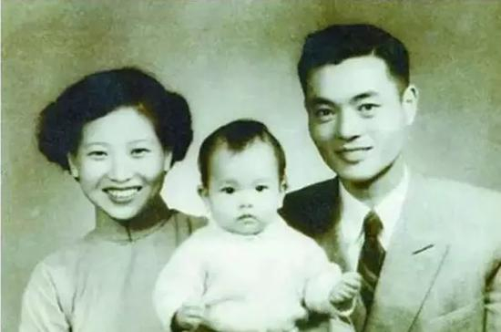 幼时的赵小兰与母亲赵朱木兰、父亲赵锡成