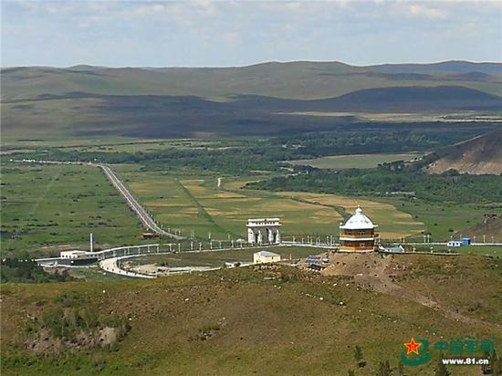 三角山哨所下的国门。武天敏摄