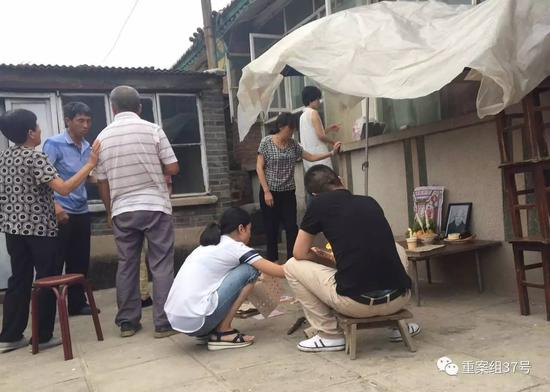 ▲被撞死的老人王国志家属为其设了灵堂。 &nbsp;新京报记者王飞 摄