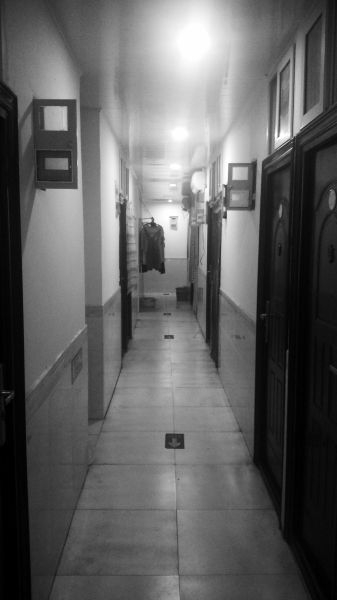 狭窄的地下室两侧住满人。