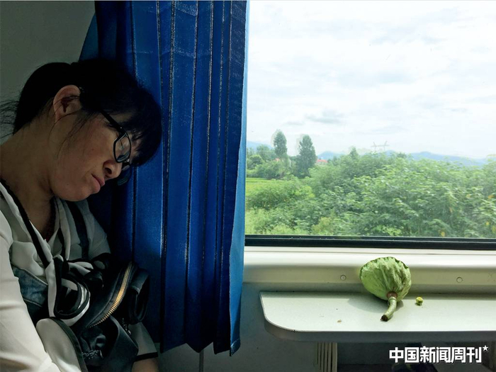 7月12日，余秀华在旅途中小憩。摄影|《中国新闻周刊》记者 李行