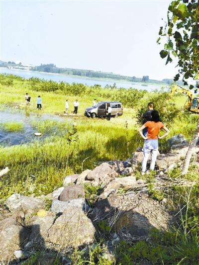 24日白天，面包车被大型机械捞了出来