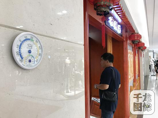 王府井百货商场三层墙体温度表的指针不偏不倚地停留在26度。图为王府井百货商场。千龙网记者&nbsp;查甜甜摄