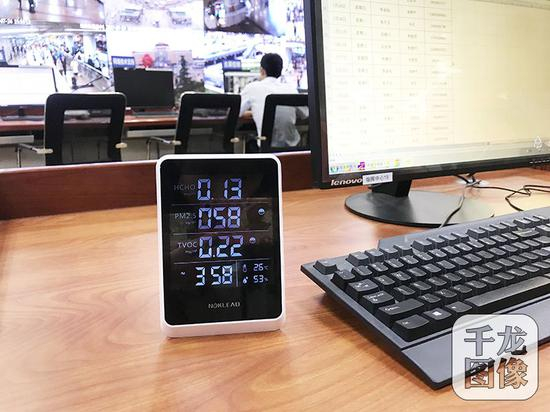 在北京西站，记者了解到，为响应空调温度调高一度的倡议，北京西站的空调系统冷冻水的温度从10度调到了12度。图为温度计监测北京西站负二层的温度为26度。千龙网记者&nbsp;查甜甜摄&nbsp;