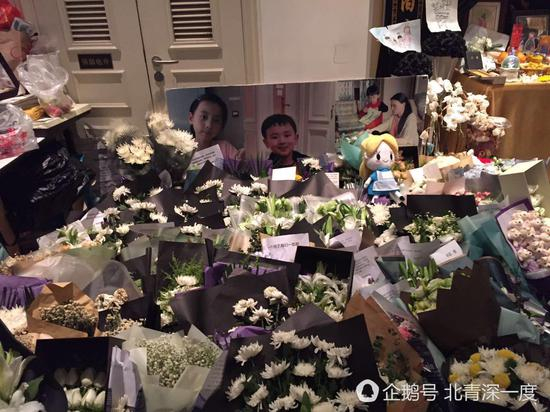 △不大的灵堂内，摆放着各界送来的鲜花 &nbsp; &nbsp; &nbsp; &nbsp; 摄/杨宝璐