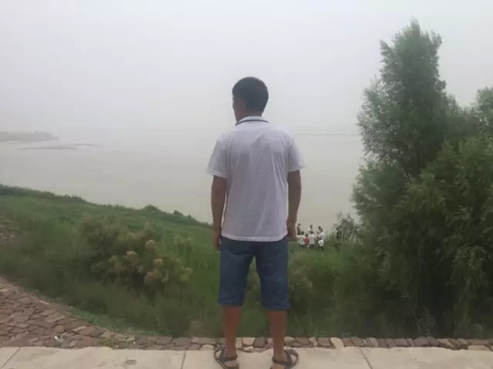 家属在岸边焦急地等待。