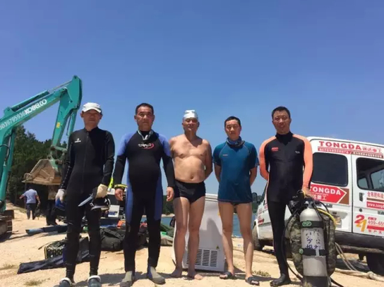 牛振西和义务救援队几名骨干队员执行任务后合影。新京报记者安钟汝 摄
