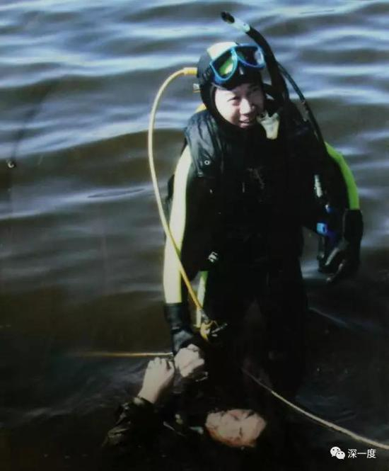 △崔杰自幼喜欢上了潜水，他从事收费打捞已经有十多年的历史