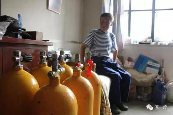 △随着民间救援队以公益的形式参与进来，崔杰已经很少再接到打捞的业务