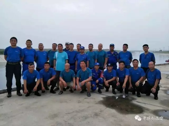 救援队的部分成员。唐山水&nbsp;摄