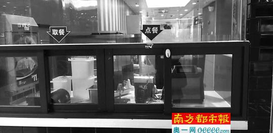 &nbsp;&nbsp;&nbsp;&nbsp;↑麦当劳新港东分店昨天下午三点半左右关闭甜品站清洗机器设备。