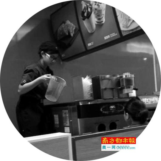 &nbsp;&nbsp;&nbsp;&nbsp;←麦当劳店员正在清洗甜品设备。