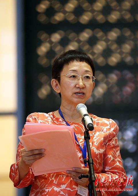 国家民委全国少数民族古籍整理研究室主任李晓东主持开幕式