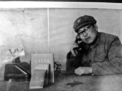  田奎文在边防检查站与上级电话联系&nbsp;