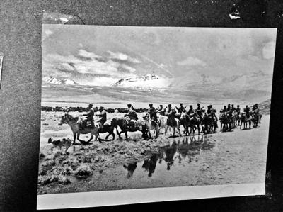  边防军人在雪山高原骑马巡逻，这张珍贵的照片田奎文保存了五十多年&nbsp;