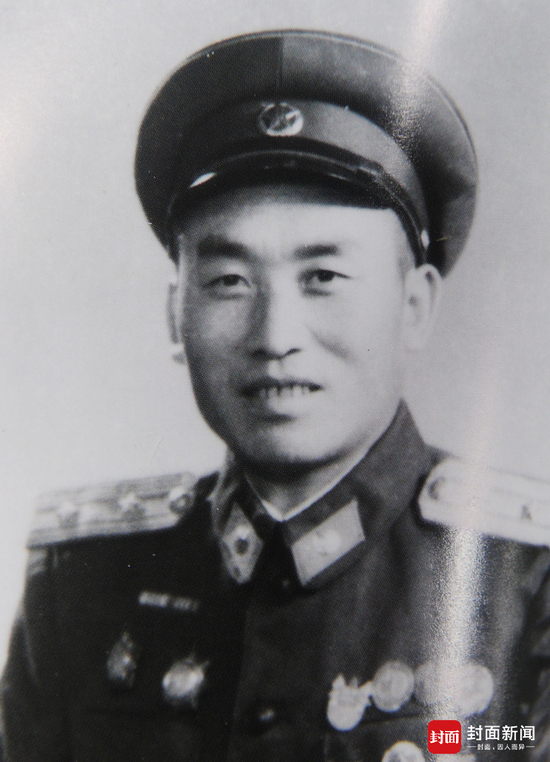 1955年张文辉在重庆的戎装照片。（翻拍）