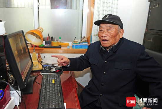 张文辉在成都家中接受采访。