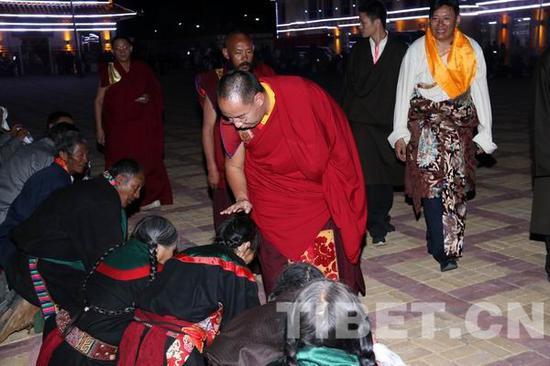 △图为班禅大师为幸福敬老院的老人们摸顶赐福。