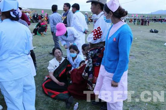 △图为法会现场由当地政府安排的医疗工作者们起到了很大的作用。