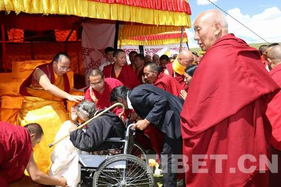 △班禅大师为信教群众摸顶赐福。