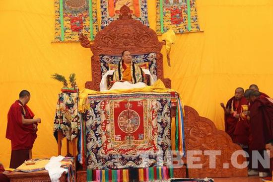 △图为班禅大师在治多县贡萨寺讲法。