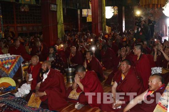 △图为认真听法的贡萨寺僧众。