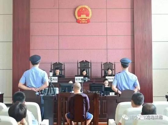 （唐军受审现场）
