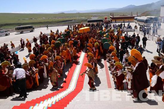 △贡萨寺僧人用传统仪式欢迎班禅大师的到来。