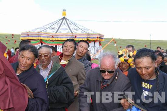 △图为翘首以盼等待班禅大师的信教群众。